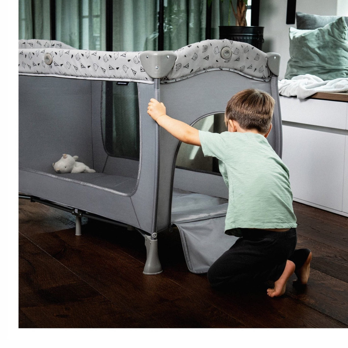 Hauck Sleep N Play Center - Travel Cot & Playpen - Grey Stars